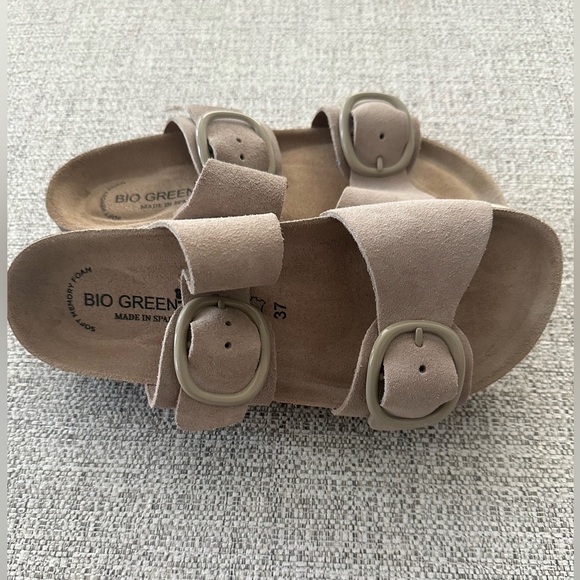 Footbed sandals in tan. Size 37 but fits like a size 6. - Picture 2 of 3